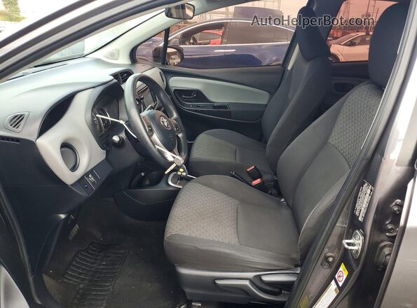 VNKKTUD32HA077803 2017 TOYOTA YARIS Gray Вид салону спереду