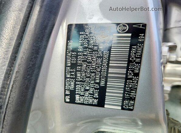 VNKKTUD33GA065822 2016 TOYOTA YARIS Silver Vista del compartimento del motor