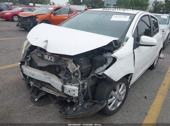 VNKKTUD37HA072211 2017 TOYOTA YARIS Белый Вид спереди