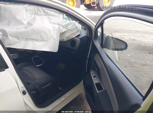VNKKTUD38GA065587 2016 TOYOTA YARIS White Front interior view