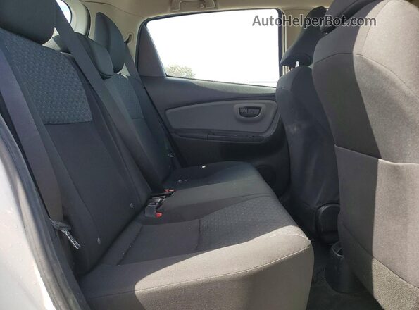 VNKKTUD3XHA079833 2017 TOYOTA YARIS White Հետևի նստատեղերի տեսք