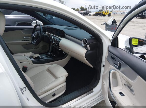 W1K3G4EBXNJ324770 2022 MERCEDES-BENZ A 220 White Vista interior delantera