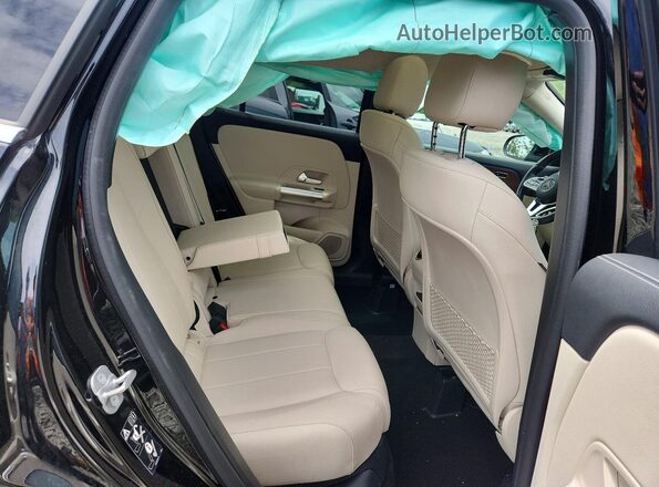 W1N4N4HBXPJ493392 2023 MERCEDES-BENZ GLA Black უკანა სალონის ხედი