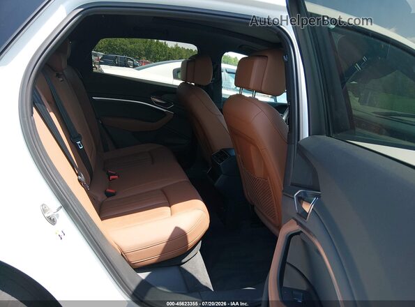 WA11AAGEXNB013059 2022 AUDI E-TRON White Vista de la etiqueta del VIN