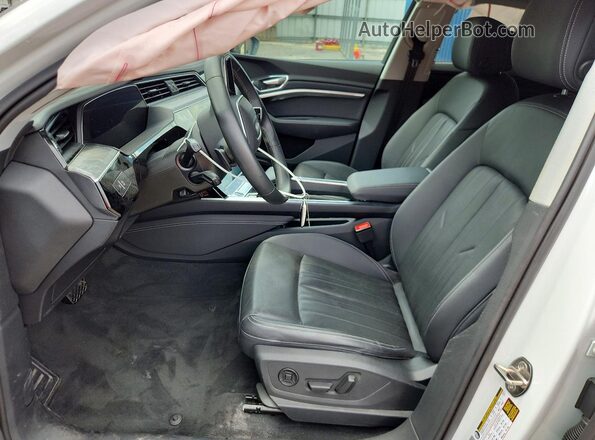 WA12ABGE4NB009387 2022 AUDI E-TRON White Вид салону спереду