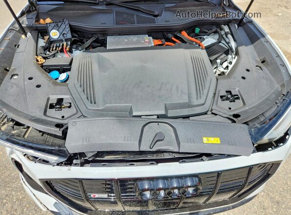 WA12ABGE4NB009387 2022 AUDI E-TRON White Вид підкапотного простору