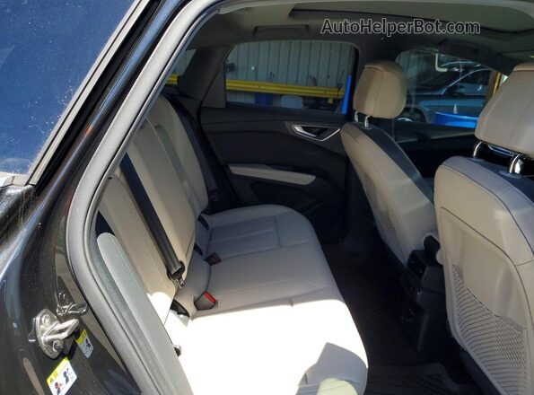 WA12UBFZ5RP043083 2024 AUDI Q4 Black უკანა სავარძლების ხედი