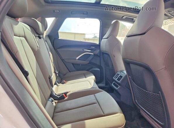 WA13AAGU2S2071906 2025 AUDI Q5 White Սալոնի հետևի տեսք