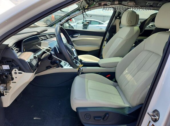 WA14AAGE9RB054964 2024 AUDI Q8 White Widok wnętrza z przodu