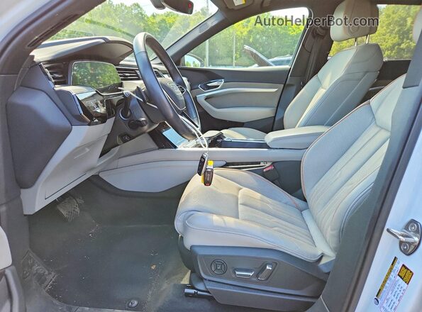 WA16ABGE0RB007918 2024 AUDI Q8 White Вид салону спереду