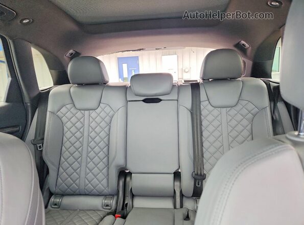 WA1A4AFY6J2200652 2018 AUDI SQ5 White Vista de los asientos traseros