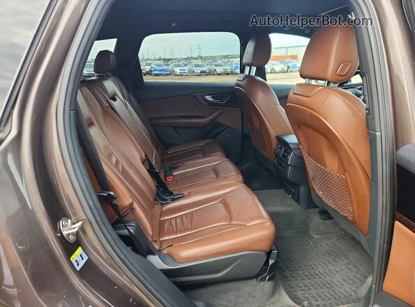 WA1AAAF71HD008697 2017 AUDI Q7 Brown Widok tylnych siedzeń