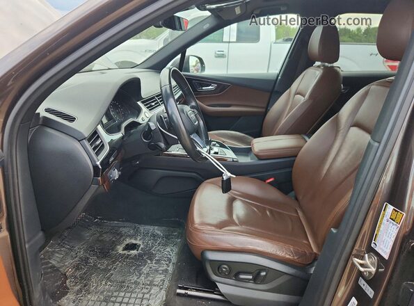 WA1AAAF71HD008697 2017 AUDI Q7 Brown Widok wnętrza z przodu