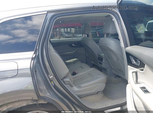 WA1AAAF74JD001040 2018 AUDI Q7 Gray Vista de la etiqueta del VIN