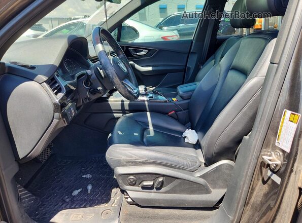 WA1AAAF7XKD000962 2019 AUDI Q7 Charcoal Front interior view