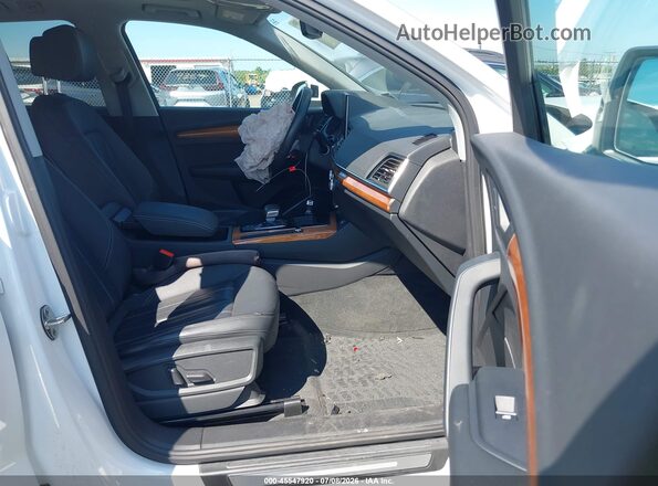 WA1AAAFY9M2113700 2021 AUDI Q5 White Front interior view