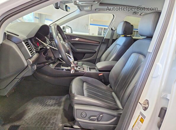 WA1AAAFYXM2004209 2021 AUDI Q5 Белый Вид салона спереди