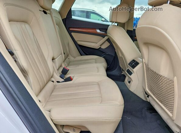 WA1AAAFYXM2005831 2021 AUDI Q5 White Vista interior trasera