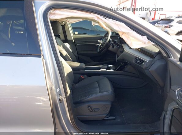 WA1AAAGE3MB039128 2021 AUDI E-TRON Silver Widok wnętrza z przodu