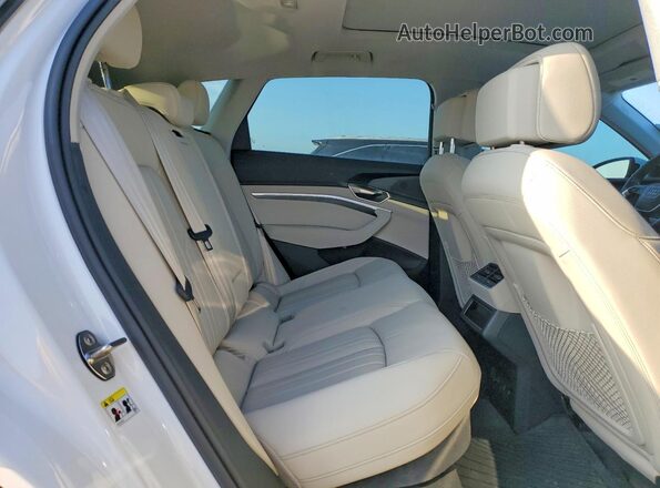 WA1AAAGE6NB012586 2022 AUDI E-TRON White Widok wnętrza z tyłu