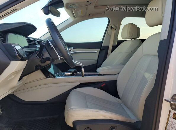 WA1AAAGE6NB012586 2022 AUDI E-TRON White Widok wnętrza z przodu