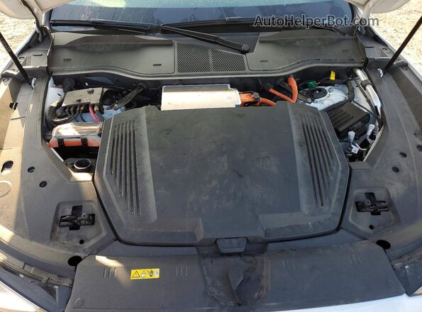 WA1AAAGE6NB012586 2022 AUDI E-TRON White Widok komory silnika