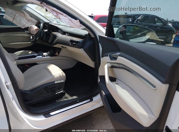 WA1AAAGE9MB007848 2021 AUDI E-TRON Белый Вид салона спереди
