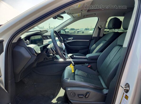 WA1AAAGE9NB024506 2022 AUDI E-TRON White Vista interior delantera
