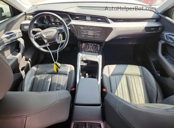 WA1AAAGE9NB024506 2022 AUDI E-TRON White Vista del salpicadero