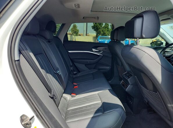 WA1AAAGE9NB024506 2022 AUDI E-TRON White Vista de los asientos traseros