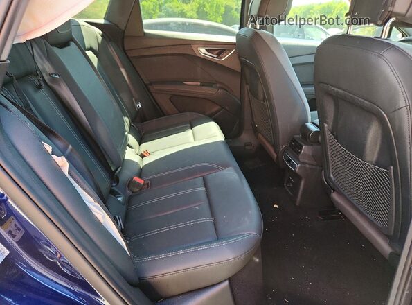 WA1ACBFZ2PP050004 2023 AUDI Q4 Blue Widok wnętrza z tyłu