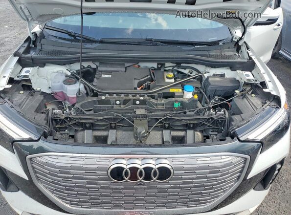 WA1ACBFZ9RP003295 2024 AUDI Q4 White ძრავის განყოფილების ხედი