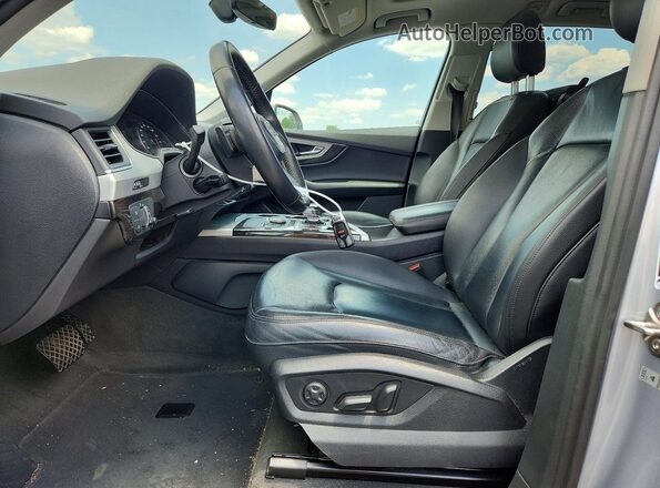 WA1AHAF78JD033789 2018 AUDI Q7 Silver Front interior view
