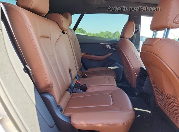 WA1AVAF16KD021808 2019 AUDI Q8 White Widok wnętrza z tyłu
