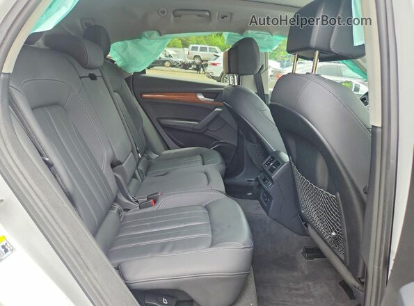 WA1BAAFY0M2045002 2021 AUDI Q5 White Vista interior trasera
