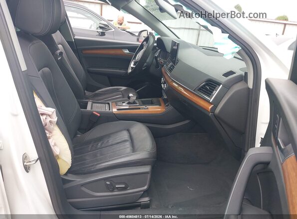 WA1BAAFY1M2105983 2021 AUDI Q5 White Front interior view