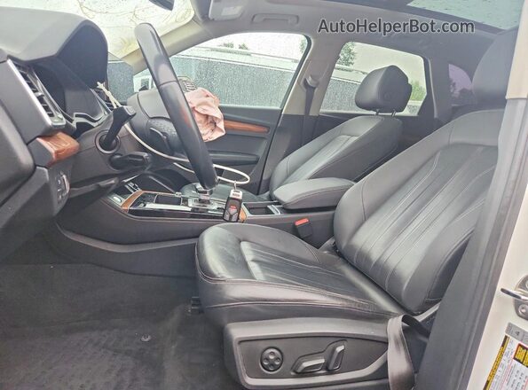 WA1BAAFY2M2020215 2021 AUDI Q5 White Вид салону спереду
