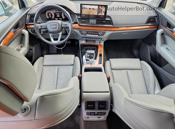 WA1BAAFY8M2136230 2021 AUDI Q5 Silver Առջևի վահանակի տեսք