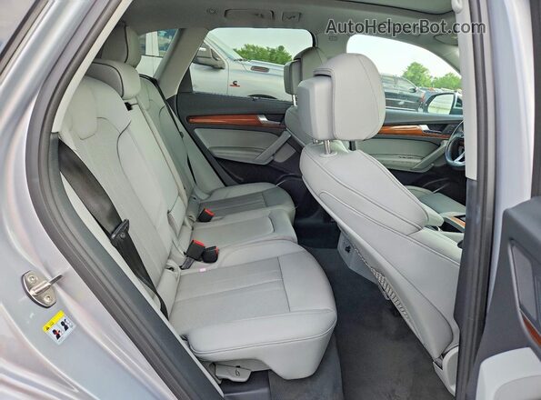 WA1BAAFY8M2136230 2021 AUDI Q5 Silver Սալոնի հետևի տեսք