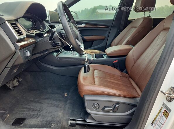 WA1BNAFY5K2139751 2019 AUDI Q5 White Front interior view