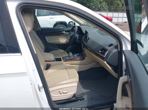 WA1BNAFY6J2013736 2018 AUDI Q5 White Вид салону спереду