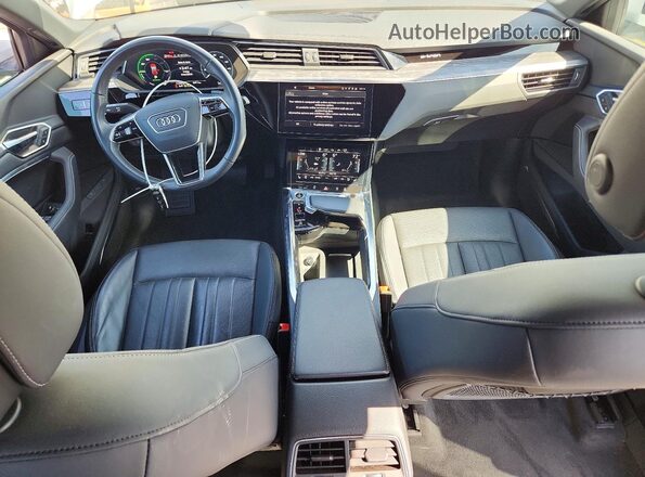 WA1CAAGE4RB010463 2024 AUDI Q8 Белый Вид панели приборов