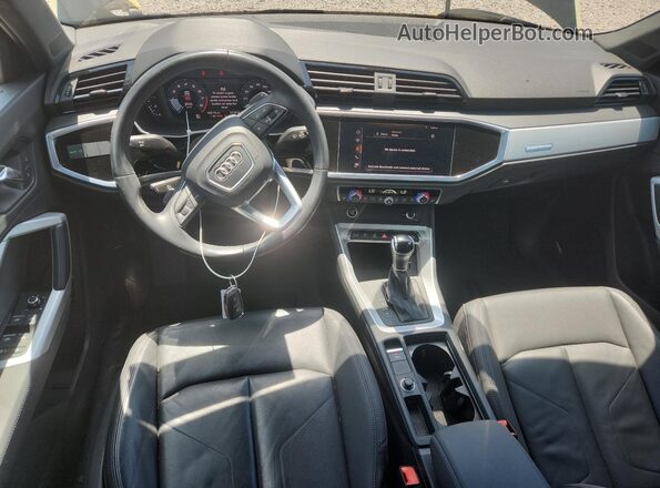 WA1DECF30M1055077 2021 AUDI Q3 Black Vista del salpicadero