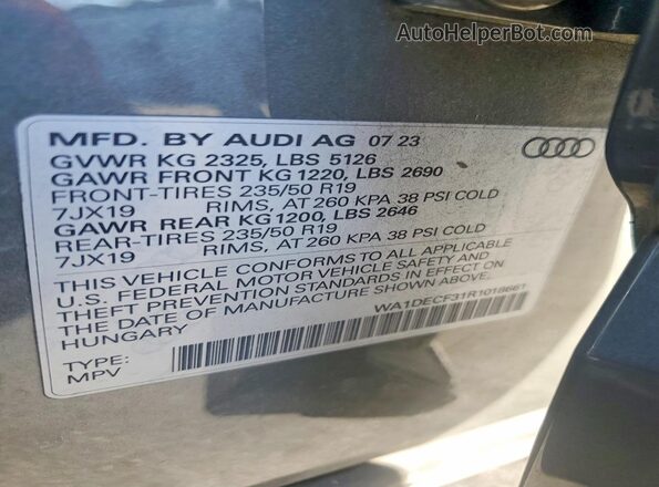 WA1DECF31R1018661 2024 AUDI Q3 Charcoal Widok naklejki z numerem VIN
