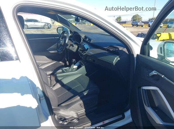 WA1DECF31R1061400 2024 AUDI Q3 White Вид салону спереду