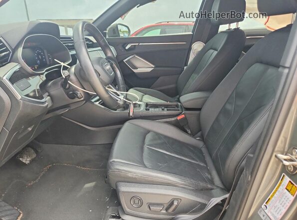 WA1DECF32L1058349 2020 AUDI Q3 Gray Vista interior delantera