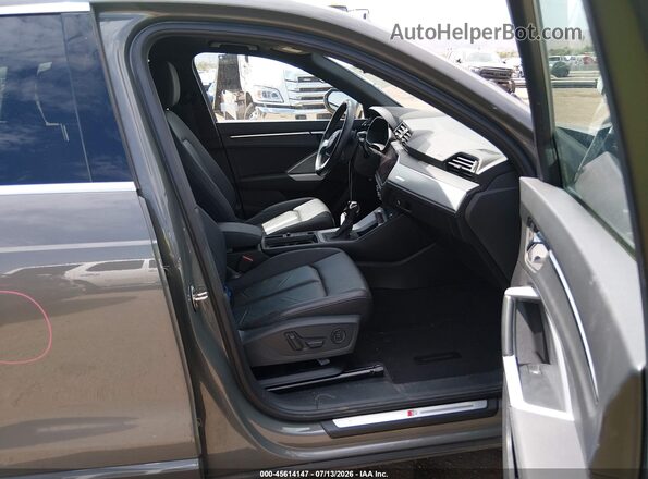 WA1DECF32M1014207 2021 AUDI Q3 Gray Widok wnętrza z przodu