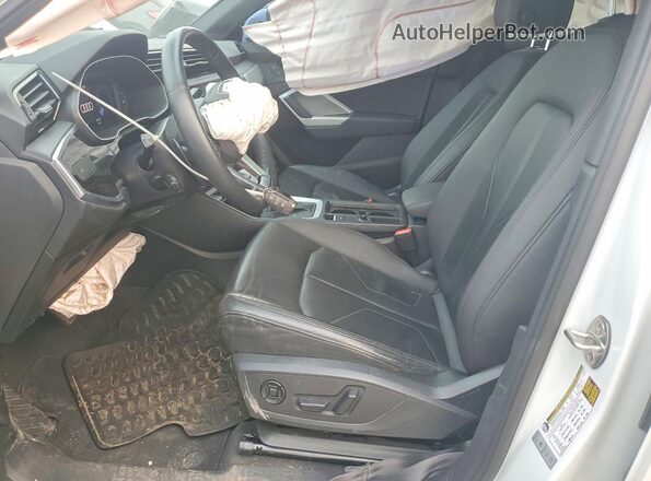 WA1DECF32M1050690 2021 AUDI Q3 White Вид салону спереду