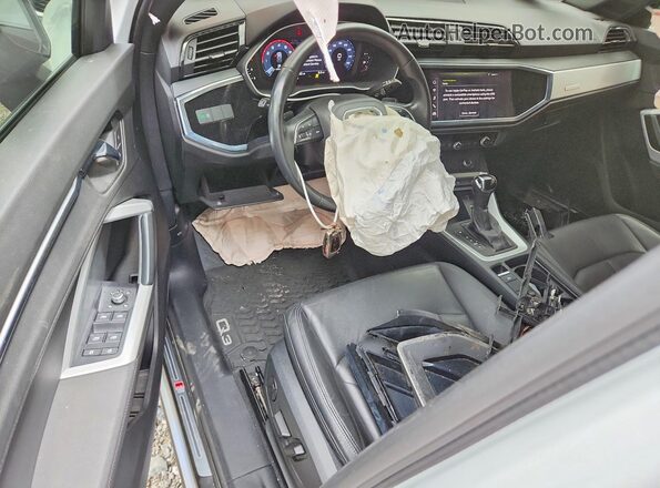 WA1DECF32M1050981 2021 AUDI Q3 White Vista del salpicadero