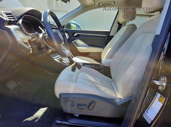 WA1DECF34N1070716 2022 AUDI Q3 Black Widok wnętrza z przodu